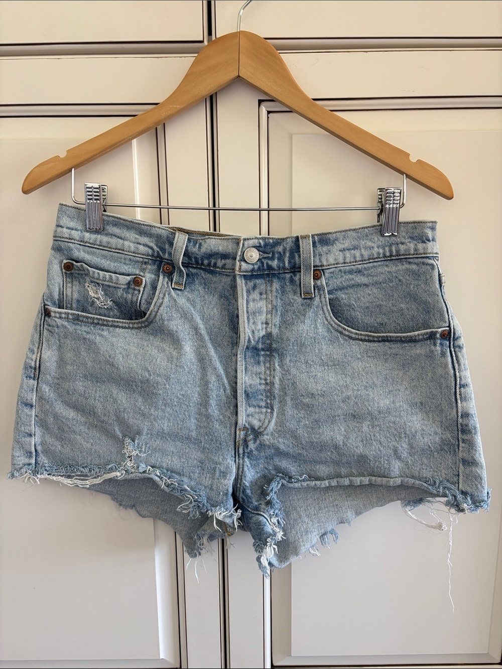 Levi’s 501 Distressed Light Wash‎ Blue Denim Jean Shorts Button Fly Women’s 31